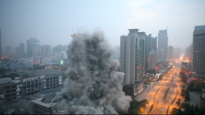 2015年11月15日，鵬程爆破公司爆破拆除118米高環(huán)球西安金花辦公大樓創(chuàng)出全國(guó)第一爆